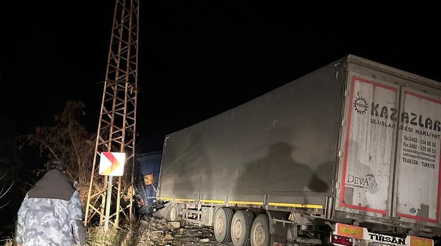 Artvin-Ardahan kara yolunda heyelan nedeniyle ulaşım tek şeritten sağlanıyor