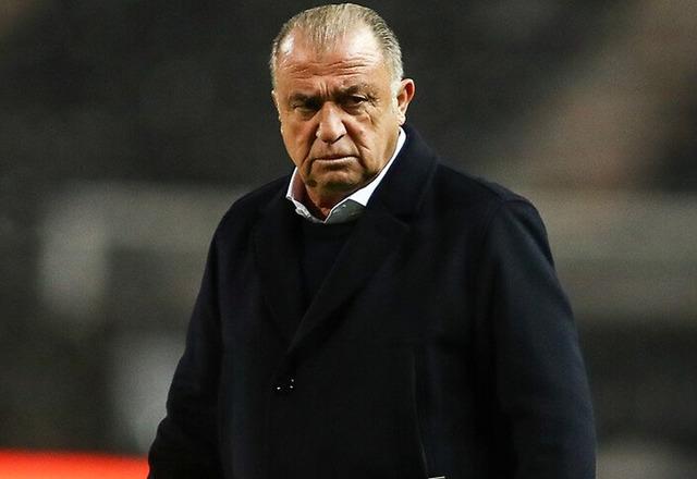 Panathinaikos'ta Fatih Terim'i çıldırtan olay! Rakibinin boğazına yapışıp defalarca tokat attı...