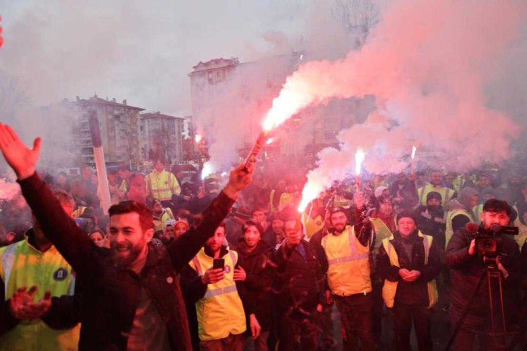 Y&uuml;ksek zam oranını meşaleler, davul-zurnayla kutladılar! En d&uuml;ş&uuml;k maaş 30 bin 29 TL oldu