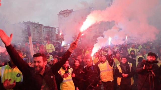 Yüksek zam oranını meşaleler, davul-zurnayla kutladılar! En düşük maaş 30 bin 29 TL oldu