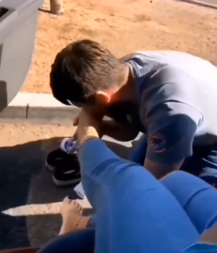 Böyle aşk görülmedi! Çorabını çıkartıp ayaklarını yaladı... Yetmedi defalarca öptü: Sosyal medya bunu konuşuyor G1