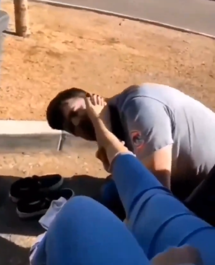 Böyle aşk görülmedi! Çorabını çıkartıp ayaklarını yaladı... Yetmedi defalarca öptü: Sosyal medya bunu konuşuyor G3