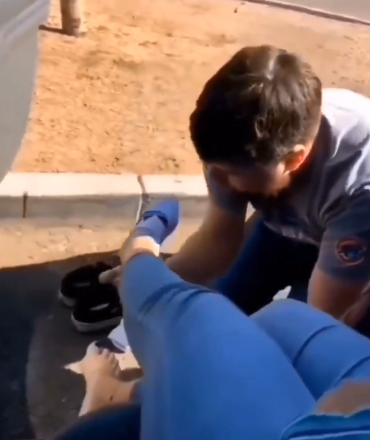 Böyle aşk görülmedi! Çorabını çıkartıp ayaklarını yaladı... Yetmedi defalarca öptü: Sosyal medya bunu konuşuyor G4