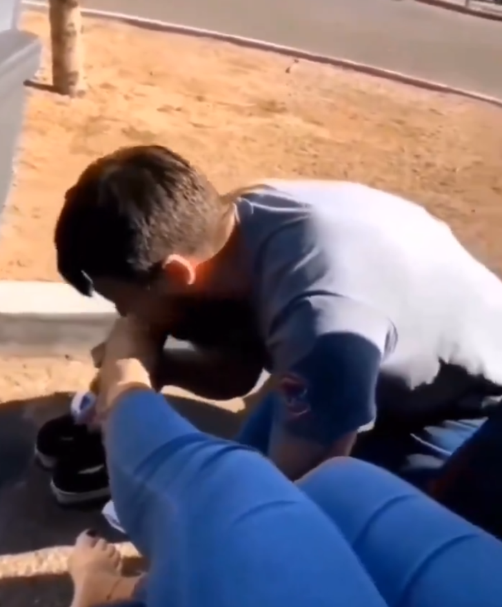 Böyle aşk görülmedi! Çorabını çıkartıp ayaklarını yaladı... Yetmedi defalarca öptü: Sosyal medya bunu konuşuyor G5