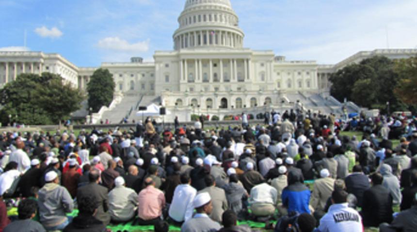 Kongre &ouml;n&uuml;nde namaz