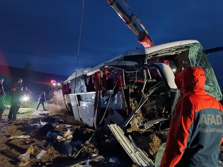 Yozgat'ta feci kaza! Yolcu otobüsü devrildi: 4'ü ağır 19 yaralı