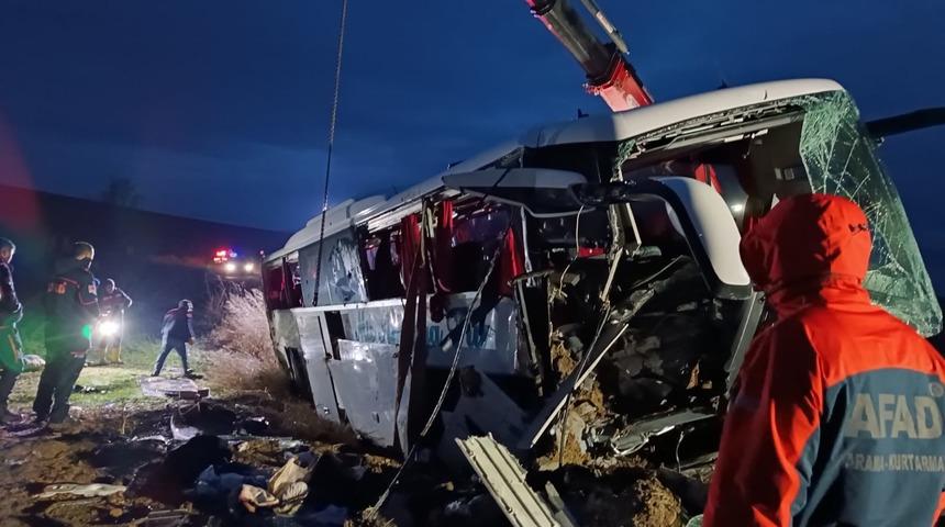 Yozgat'ta feci kaza! Yolcu otobüsü devrildi: 4'ü ağır 19 yaralı