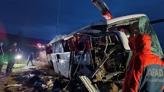 Yozgat'ta feci kaza! Yolcu otobüsü devrildi: 4'ü ağır 19 yaralı