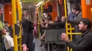 Sevgilisinin metrodaki evlenme teklifini beğenmedi! 'Burada mı ediyorsun?' diyerek reddetti... Görenler şaştı kaldı