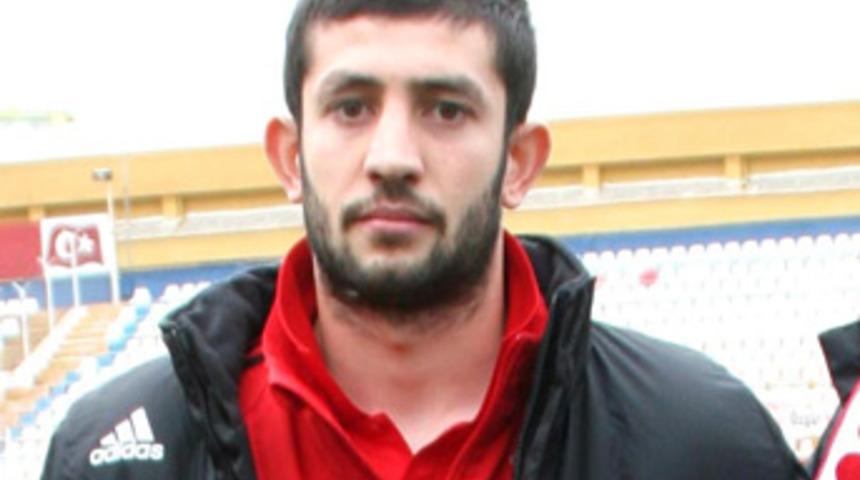 Futbolcu Mustafa yaralandı, nişanlısı &ouml;ld&uuml;