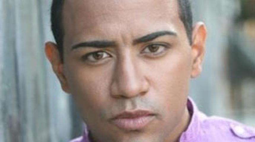 &Uuml;nl&uuml; akt&ouml;r samuray kılıcıyla annesini &ouml;ld&uuml;rd&uuml;