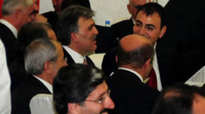 G&uuml;l, K&uuml;rt&ccedil;e şarkıya eşlik etti