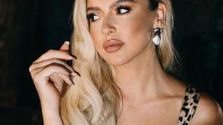 Hadise'nin göğüs dekoltesine bir bakan bir daha baktı! Ateşli dudaklarınla...