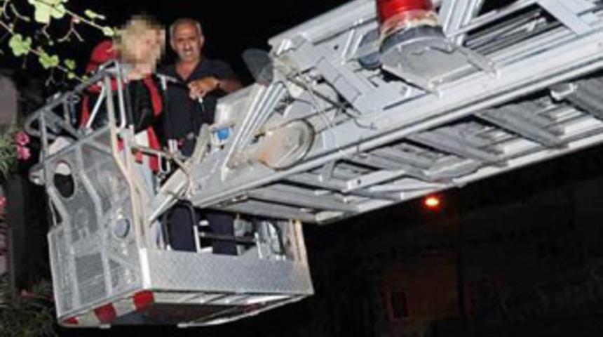 Koca dayağından itfaiye kurtardı