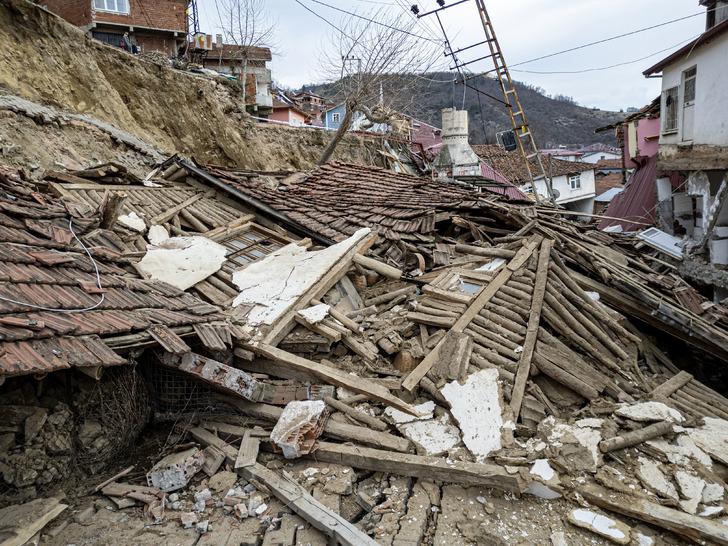 Heyelan sonrası 42 ev boşaltılmıştı, şimdi köyün tamamen boşaltıması gündemde! "Devlet geniş alan istiyormuş" G3