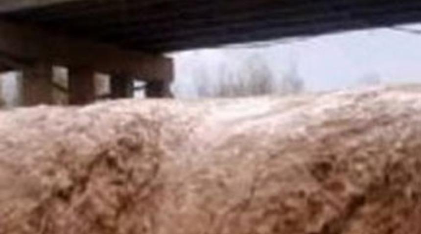 11 &ouml;ğrenci sel sularına kapıldı!