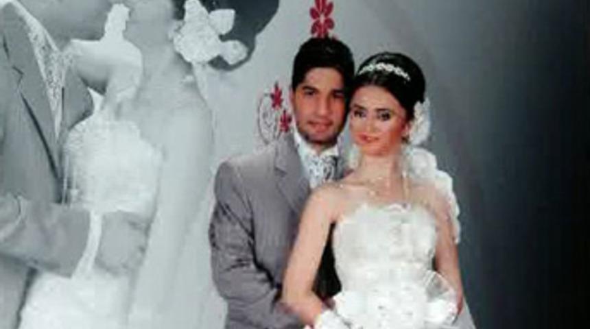 Yeni evli &ccedil;ift yanyana &ouml;ld&uuml;