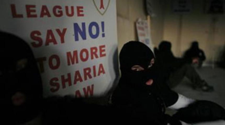 Holiganlar İslam karşıtlığında birleşti