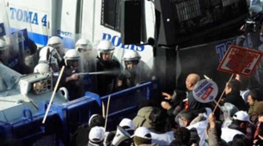 Eylemcilere polis m&uuml;dahalesi