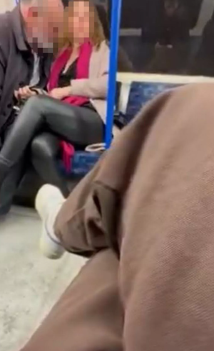 Metroda skandal görüntüler! Kimse duruma anlam veremedi... Yanındaki kadının bluzunu açıp öpmeye başladı 728xauto