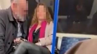 Metroda skandal görüntüler! Kimse ne olduğunu anlayamadı... Yanındaki kadının bluzunu açıp öpmeye başladı