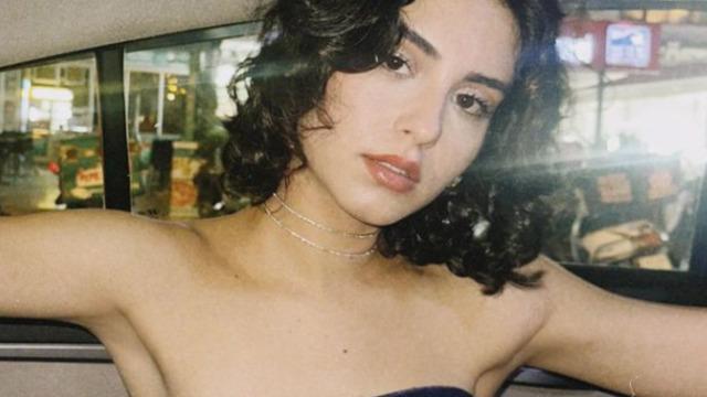 Yabani'nin güzeli Rojbin Erden davet tarzıyla geceye damga vurdu! Derin dekoltesiyle büyüledi