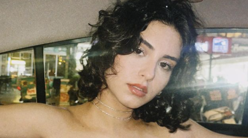 Yabani'nin güzeli Rojbin Erden davet tarzıyla geceye damga vurdu! Derin dekoltesiyle büyüledi