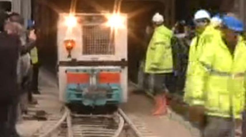 Lokomotifin altında kalıyordu!