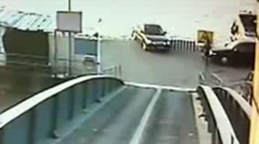 Akıl almaz kaza kamerada..!!