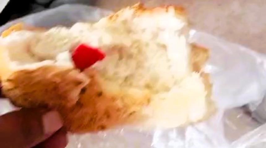 Yer: Denizli! Fırından aldığı ekmekten çıkan şeyi görünce gözlerine inanamadı: 5 santimetre uzunluğunda...