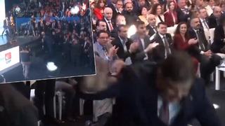 CHP İzmir Büyükşehir Belediye Başkan adayı Cemil Tugay'ın zor anları! Sahneye çıkarken...