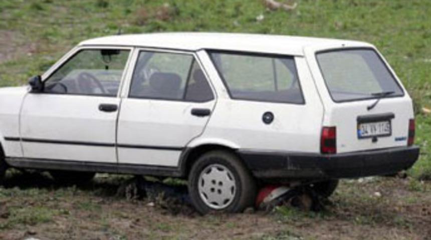 &Ccedil;alıntı otomobil altında erkek cesedi