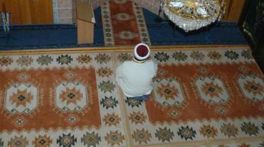 Alevi k&ouml;y&uuml;nde yalnız bir imam!