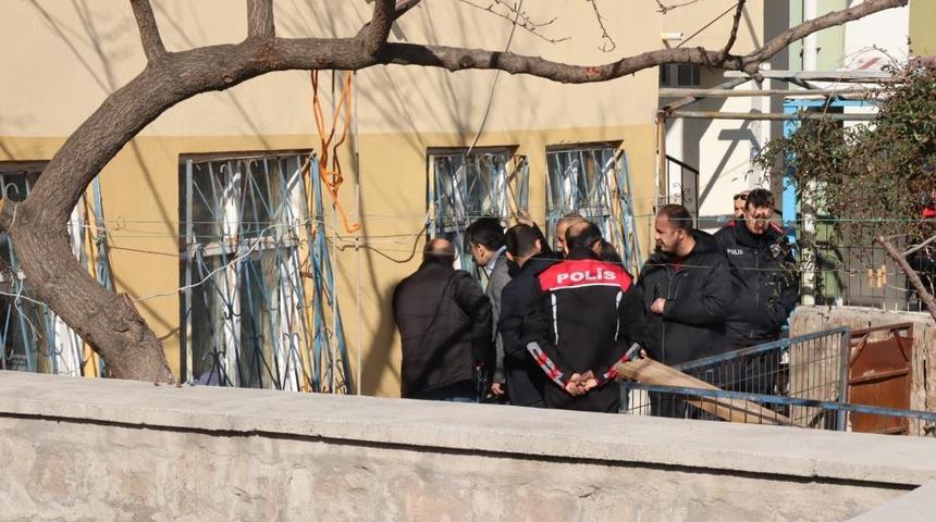 Eşini bıçakla rehin alan kişiyi, emniyet amiri böyle ikna etti: 'Ben sana kurban olurum'