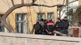 Eşini bıçakla rehin alan kişiyi, emniyet amiri böyle ikna etti: 'Ben sana kurban olurum'