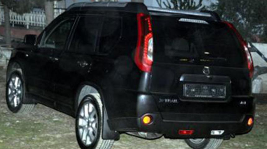 Milyoner çiftçi köye ciple döndü