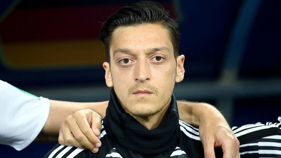 Mesut &Ouml;zil'in son halini g&ouml;renler tanıyamadı, herkes aynı yorumu yaptı!