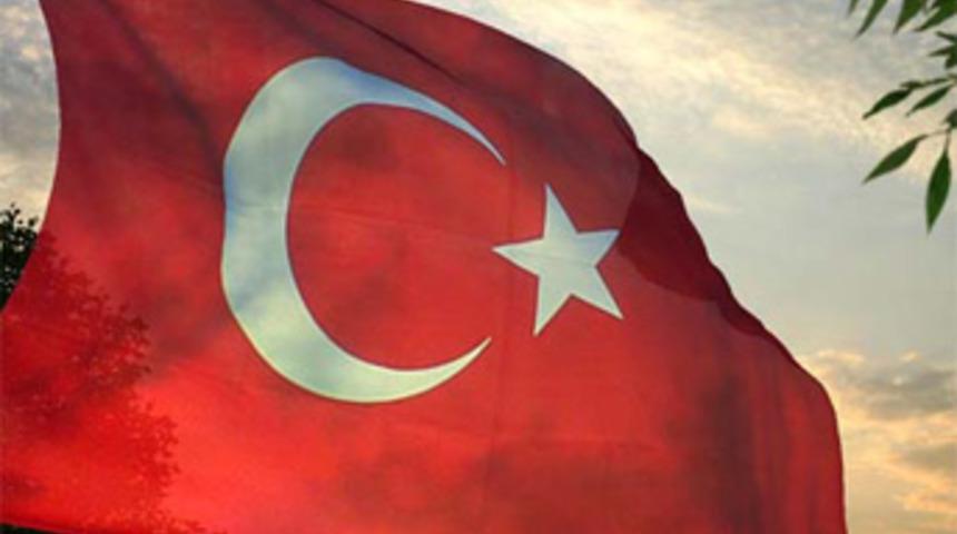 Türk bayrağına mahalle baskısı!