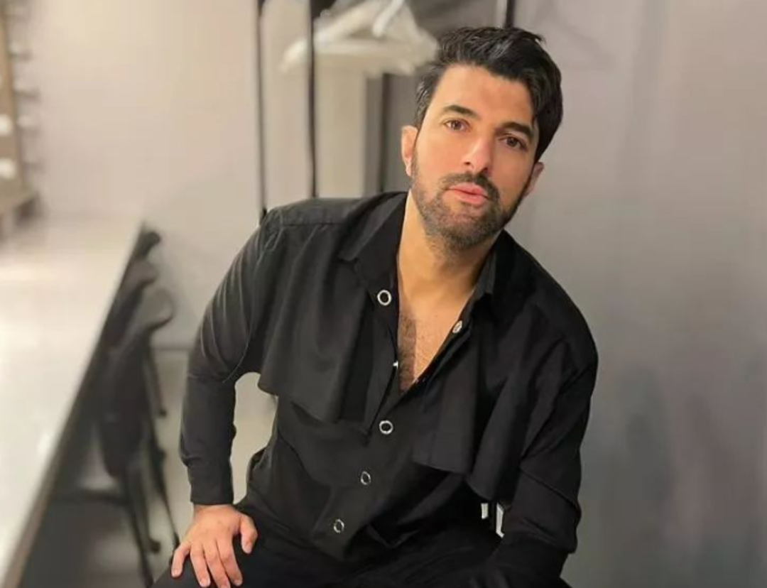 Adım Farah'ın Tahir'i Engin Aky&uuml;rek tarzıyla sosyal medyanın diline d&uuml;şt&uuml;! 'Damat pijaması gibi' 