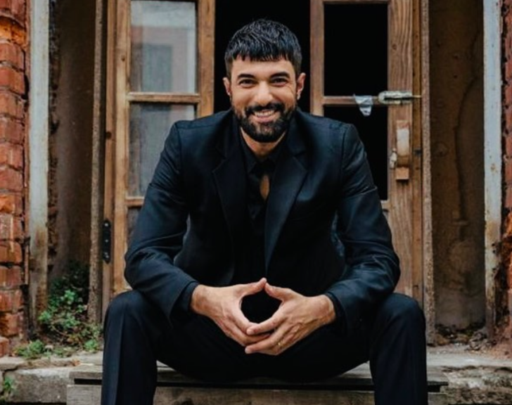 Adım Farah'ın Tahir'i Engin Akyürek tarzıyla sosyal medyanın diline düştü! 'Damat pijaması gibi'  G2