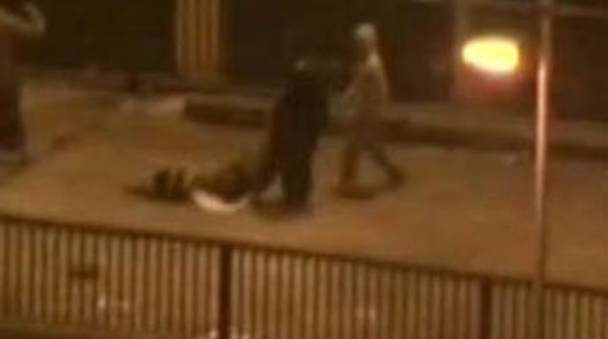 Kahire'de cesetler yerde s&uuml;r&uuml;kleniyor