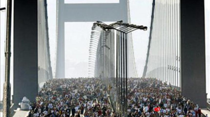 Vatandaş k&ouml;pr&uuml;ye koştu direkler sallandı