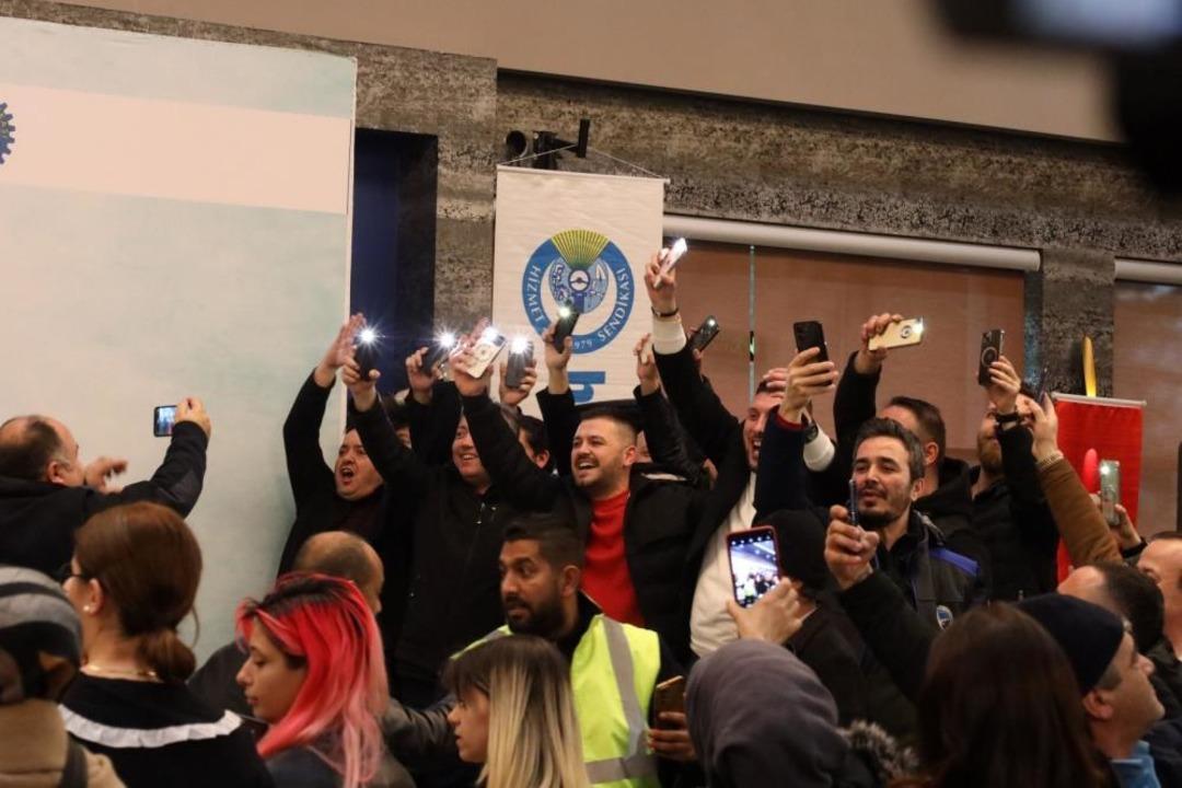 En d&uuml;ş&uuml;k maaş 35 bin 40 TL oldu! Y&uuml;ksek zammı halay &ccedil;ekerek kutladılar! "T&uuml;rkiye&rsquo;nin en iyi anlaşmalarını yaptık"