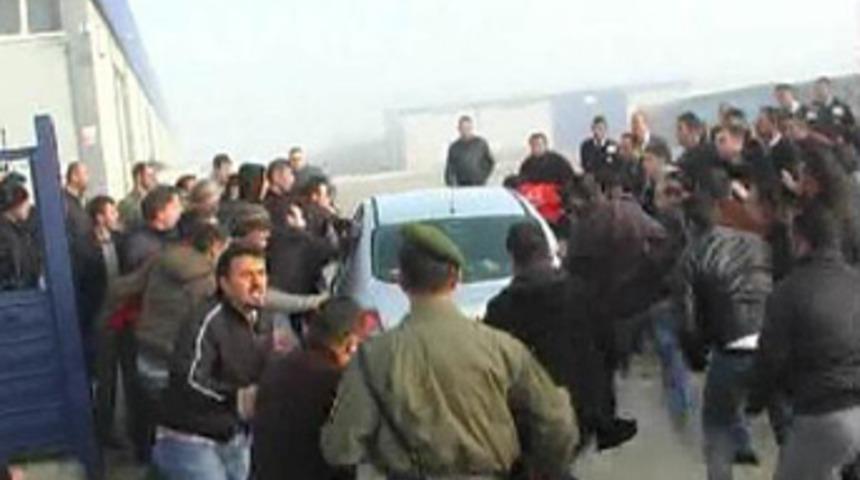 Otomobilini, eylemci işçilerin üzerine sürdü