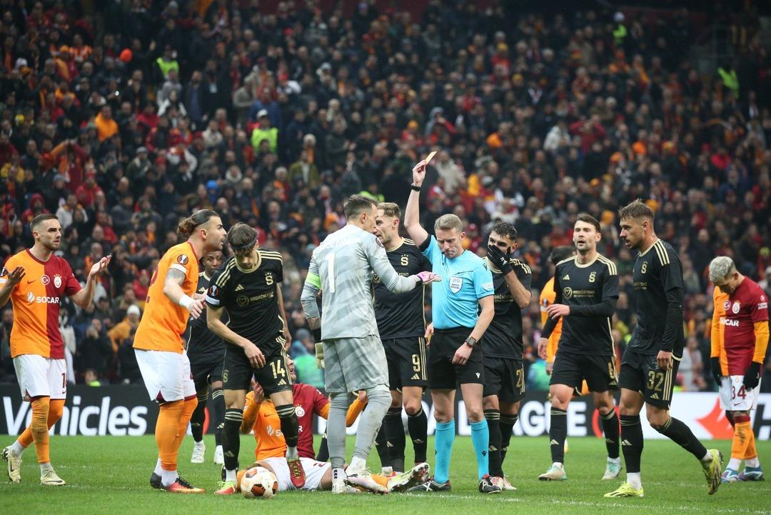 İspanyol hakemin kararları galibiyetin bile &ouml;n&uuml;ne ge&ccedil;ti! Ma&ccedil;ın ardından Galatasaray taraftarı kampanya başlattı