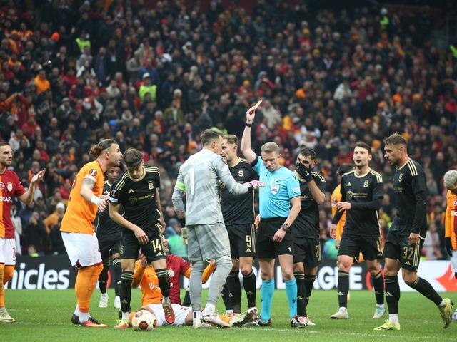 İspanyol hakemin kararları galibiyetin bile önüne geçti! Maçın ardından Galatasaray taraftarı kampanya başlattı