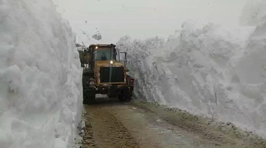Y&uuml;ksekova&rsquo;da 5 metrelik kar t&uuml;nelinde &ccedil;alışma