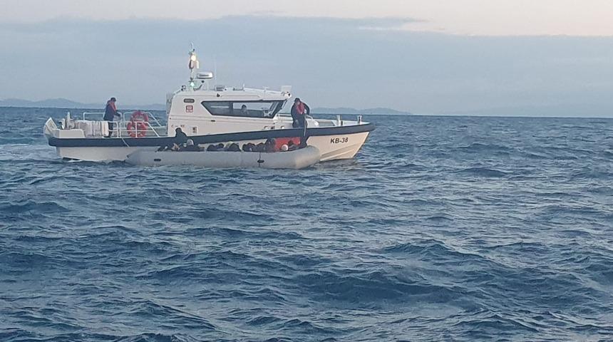 İzmir açıklarında 78 düzensiz göçmen kurtarıldı, 102 göçmen yakalandı
