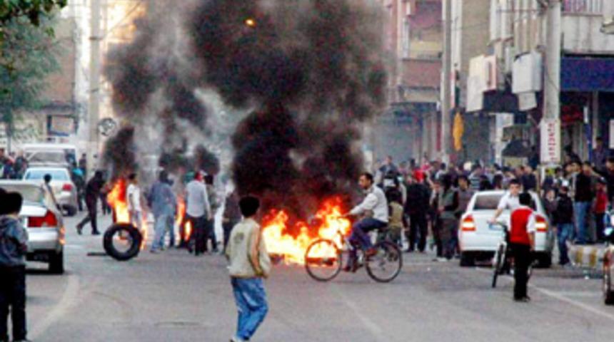 Diyarbakır'da polis göstericiyle çatıştı!