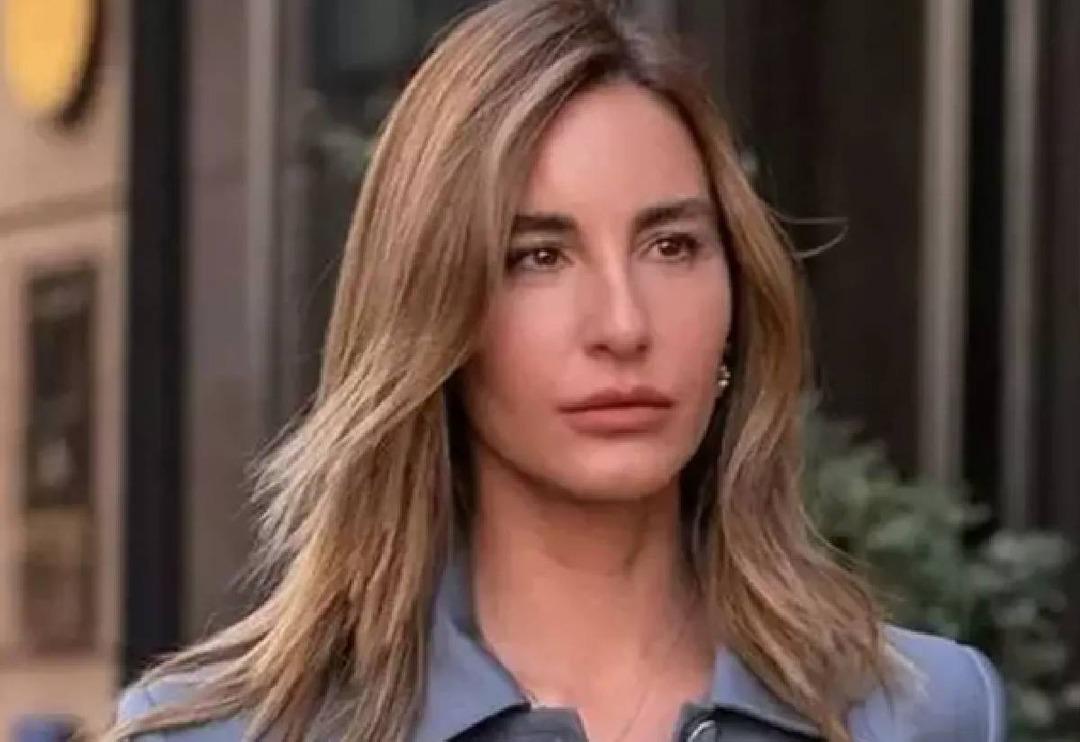 Yıllara meydan okuyor... Ece S&uuml;kan yatağa uzanarak poz verdi! 